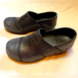 Women’s Sanita blue patchwork clogs.  EUC.  Size 39 (8 1/2)